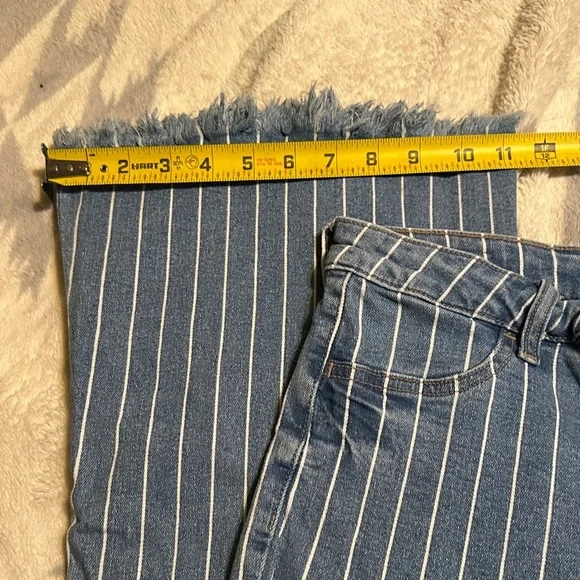 678. Cello juniors size 7 striped flare jeans with frayed hem - Picture 8 of 10